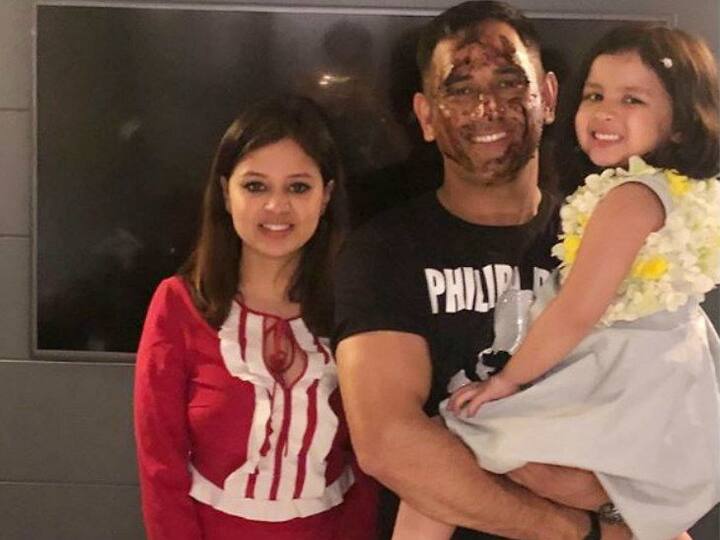 ਧੋਨੀ ਨੇ ਪਤਨੀ ਸਾਕਸ਼ੀ ਤੇ ਧੀ ਜੀਵਾ ਸਮੇਤ ਹੋਰ ਖਿਡਾਰੀਆਂ ਨਾਲ ਇੰਗਲੈਂਡ ਵਿੱਚ ਜਨਮ ਦਿਨ ਮਨਾਇਆ।