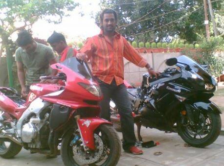 ਯਾਮਹਾ ਥੰਡਰਕੈਟ ਆਪਣੇ ਸਮੇਂ ਦੀ ਕਾਫੀ ਪ੍ਰਸਿੱਧ ਬਾਈਕ ਸੀ। ਧੋਨੀ ਦੀ ਇਸ ਬਾਈਕ ਤੇ ਕਾਵਾਸਾਕੀ ਨਿੰਜਾ ZX-14R ਨਾਲ ਯਾਦਗਾਰੀ ਤਸਵੀਰ ਹੈ। ਧੋਨੀ ਨੇ ਇਹ ਮੋਟਰਸਾਈਕਲ ਕ੍ਰਿਕੇਟ ਦੀ ਕਮਾਈ ਤੋਂ ਬਣਾਏ।