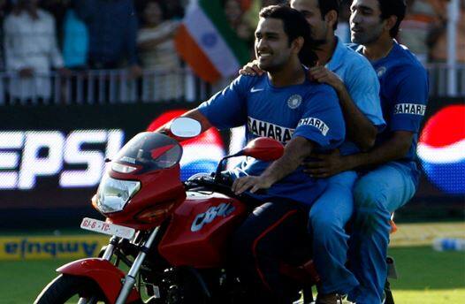 ਵਿਸ਼ਵ ਕੱਪ ਜੇਤੂ ਕਪਤਾਨ 2019 ਦੇ ਵਿਸ਼ਵ ਕੱਪ ਵਿੱਚ ਵੀ ਚੰਗਾ ਜ਼ੋਰ ਲਾ ਰਹੇ ਹਨ। ਅੱਜ ਧੋਨੀ 38 ਸਾਲ ਦੇ ਹੋ ਗਏ ਹਨ। ਭਾਰਤੀ ਕ੍ਰਿਕੇਟ ਦੇ ਥੰਮ੍ਹ ਮੰਨੇ ਜਾਂਦੇ ਮਹੇਂਦਰ ਸਿੰਘ ਧੋਨੀ ਮੋਟਰਸਾਈਕਲ ਚਲਾਉਣ ਦੇ ਕਾਫੀ ਸ਼ੌਕੀਨ ਹਨ। ਅੱਜ ਜਨਮ ਦਿਨ ਮੌਕੇ ਅਸੀਂ ਤੁਹਾਨੂੰ ਦੱਸਦੇ ਹਾਂ ਕਿ ਧੋਨੀ ਕਿਹੜੇ ਕਿਹੜੇ ਮੋਟਰਸਾਈਕਲ ਦੀ ਸਵਾਰੀ ਕਰਦੇ ਹਨ।