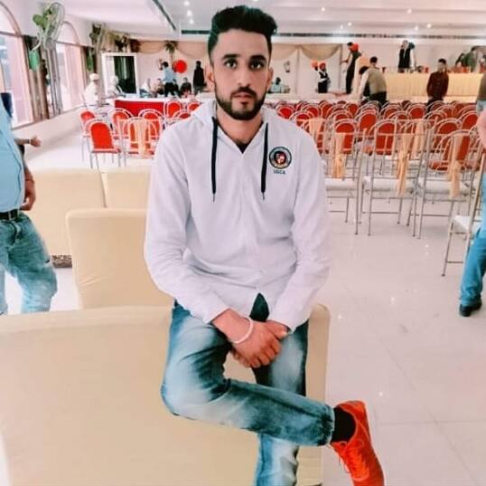 ਹੁਸ਼ਿਆਰਪੁਰ: ਕਸਬਾ ਗੜਸ਼ੰਕਰ ਵਿੱਚ ਅੱਜ ਕੁਝ ਅਣਪਛਾਤੇ ਨੌਜਵਾਨਾਂ ਨੇ ਦਿਨ-ਦਿਹਾੜੇ ਇੱਕ ਨੌਜਵਾਨ 'ਤੇ ਗੋਲ਼ੀਆਂ ਦੀ ਬੁਛਾੜ ਕਰ ਦਿੱਤੀ। ਘਟਨਾ ਵੇਲੇ ਨੌਜਵਾਨ ਇੱਕ ਢਾਬੇ 'ਤੇ ਬੈਠਾ ਸੀ। 