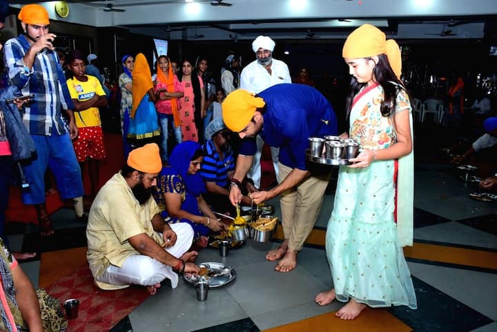 ਟੀਵੀ ਐਕਟਰ ਮੋਹਿਤ ਮਲਿਕ ਹਾਲ ਹੀ ‘ਚ ਆਪਣੀ ਆਨਸਕਰੀਨ ਧੀ ਆਕ੍ਰਿਤੀ ਸ਼ਰਮਾ ਨੂੰ ਗੁਰਦੁਆਰਾ ਸਾਹਿਬ ਲੈ ਗਏ ਜਿੱਥੋਂ ਦੋਵਾਂ ਦੀਆਂ ਤਸਵੀਰਾਂ ਸਾਹਮਣੇ ਆਈਆਂ ਹਨ।