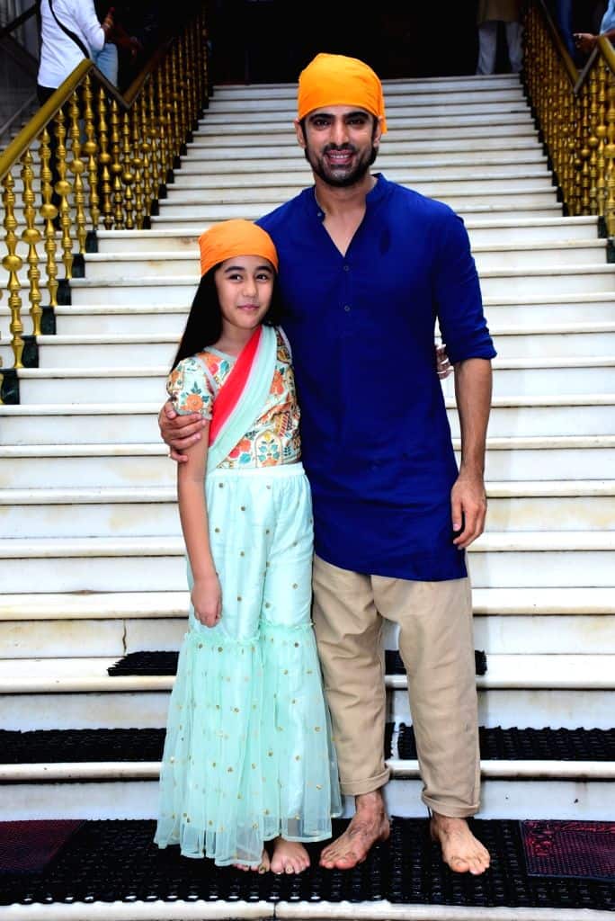 ਦੋਵੇਂ ਕਲਾਕਾਰ ਸਟਾਰਪਲੱਸ ਦੇ ਸ਼ੋਅ ‘ਕੁਲਫੀ ਕੁਮਾਰ ਬਾਜੇਵਾਲਾ’ ‘ਚ ਪਿਓ-ਧੀ ਦਾ ਕਿਰਦਾਰ ਨਿਭਾਅ ਰਹੇ ਹਨ। ਸ਼ੋਅ ‘ਚ ਦੋਵੇਂ ਇੱਕ ਵਾਰ ਫੇਰ ਤੋਂ ਮਿਲਦੇ ਹਨ ਜਿਸ ਕਰਕੇ ਉਹ ਰੱਬ ਦਾ ਆਸ਼ੀਰਵਾਦ ਲੈਣ ਗੁਰਦੁਆਰੇ ਜਾਂਦੇ ਹਨ।