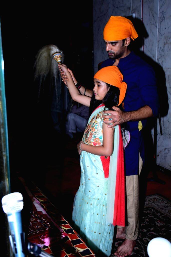 ਮੋਹਿਤ ਨੇ ਆਪਣੇ ਬਿਆਨ ‘ਚ ਕਿਹਾ, “ਇਹ ਮੇਰੀ ਆਪਣੀ ਇੱਛਾ ਹੈ ਕਿ ਅਜਿਹਾ ਹੋਵੇ ਤੇ ਮੈਂ ਆਕ੍ਰਿਤੀ ਨੂੰ ਸ਼੍ਰੀ ਹਰਿਮੰਦਰ ਸਾਹਿਬ ਵੀ ਲੈ ਕੇ ਜਾਣਾ ਚਾਹੁੰਦਾ ਸੀ, ਇਹ ਹੀ ਅਜਿਹੀ ਥਾਂ ਹੈ ਜਿੱਥੇ ਮੈਂ ਆਪਣੇ ਆਪ ਨਾਲ ਬੈਠਦਾ ਹਾਂ ਤੇ ਰੱਬ ਦਾ ਧੰਨਵਾਦ ਕਰਦਾ ਹਾਂ।”