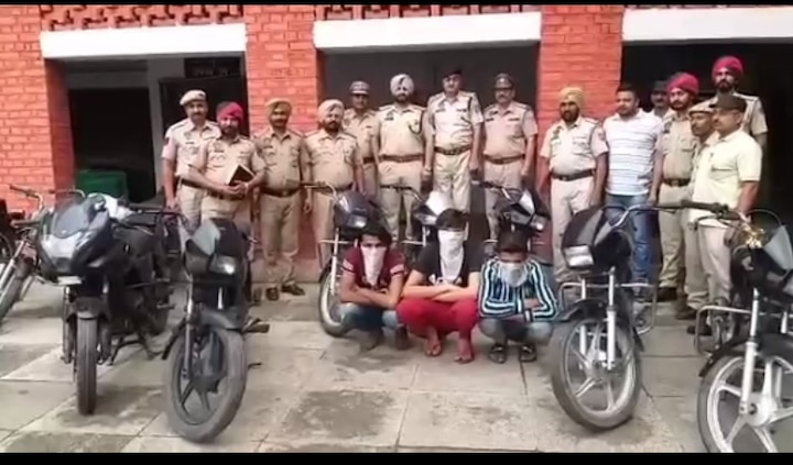 pathankot police arrested 3 members of  motorcycle theft gang along with 10 motorcycles  ਪੁਲਿਸ ਦੇ ਅੜਿੱਕੇ ਆਇਆ ਚੋਰ ਗੈਂਗ, ਬੁਲਿਟ ਤੇ ਪਲਸਰ ਸਣੇ ਚੋਰੀ ਦੇ 10 ਮੋਟਰਸਾਈਕਲ ਬਰਾਮਦ