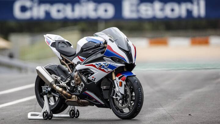 2019 BMW S 1000 RR- ਇਸ ਮੋਟਰਸਾਈਕਲ ਦੀ ਕੀਮਤ 18.50 ਲੱਖ ਰੁਪਏ ਤੋਂ ਸ਼ੁਰੂ ਹੋ ਕੇ 22.95 ਲੱਖ ਤਕ ਜਾਂਦੀ ਹੈ। 2019 BMW S 1000 RR ਵਿੱਚ 998 ਸੀਸੀ ਦਾ ਇੰਜਣ ਹੈ ਜੋ 204 ਬੀਐਚਪੀ ਦੀ ਤਾਕਤ ਤੇ 83 ਐਨਐਮ ਦਾ ਟਾਰਕ ਦਿੰਦਾ ਹੈ। ਇਸ ਵਿੱਚ Rain, Road, Dynamic, Race ਅਤੇ Race Pro ਮੋਡ ਦਿੱਤੇ ਗਏ ਹਨ। 