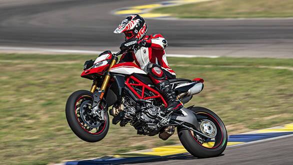 2019 Ducati Hypermotard 950 ਦੀ ਕੀਮਤ ਬਾਕੀਆਂ ਦੇ ਮੁਕਾਬਲੇ ਕਾਫੀ ਘੱਟ ਹੈ। ਇਸ ਦੀ ਸ਼ੁਰੂਆਤੀ ਕੀਮਤ 11.99 ਲੱਖ ਰੁਪਏ ਰੱਖੀ ਗਈ ਹੈ। Hypermotard 950 ਵਿੱਚ 937 ਸੀਸੀ ਦਾ Testastretta L-twin ਇੰਜਣ ਦਿੱਤਾ ਗਿਆ ਹੈ। ਹਾਈਪਰਮੋਟਰਾਡ 114 ਬੀਐਚਪੀ ਦੀ ਪਾਵਰ ਤੇ 96 ਐਨਐਮ ਦੀ ਟਾਰਕ ਪੈਦਾ ਕਰਦਾ ਹੈ। ਮੋਟਰਸਾਈਕਲ ਛੇ ਸਪੀਡ ਗੀਅਰਬਾਕਸ ਨਾਲ ਲੈਸ ਹੈ। 