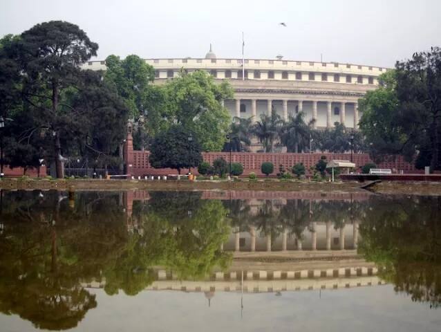 2014 ਤੋਂ 2018 ਦੇ ਚਾਰ ਸਾਲਾਂ ਦੌਰਾਨ ਲੋਕ ਸਭਾ ਤੇ ਰਾਜ ਸਭਾ ਸਾਂਸਦਾਂ ਦੀ ਤਨਖ਼ਾਹ ਤੇ ਹੋਰ ਭੱਤਿਆਂ 'ਤੇ ਹੋਣ ਵਾਲਾ ਖ਼ਰਚ 1997 ਕਰੋੜ ਰੁਪਏ ਪਹੁੰਚ ਗਿਆ ਸੀ।