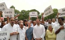 ਕਰਨਾਟਕ ਮਗਰੋਂ ਗੋਆ \'ਚ ਹਿੱਲੀ ਕਾਂਗਰਸ ਸਰਕਾਰ, ਰਾਹੁਲ ਤੇ ਸੋਨੀਆ ਸੰਸਦ ਬਾਹਰ ਡਟੇ