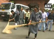 ਇੰਝ ਵਿਹੜਾ ਸੁੰਭਰਦੀ ਧਰਮਿੰਦਰ ਦੀ ਪਤਨੀ ਹੇਮਾ ਮਾਲਿਨੀ, ਦੇਖੋ ਕਮਾਲ ਦੀ ਵੀਡੀਓ