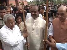 ਸੰਸਦ ਭਵਨ \'ਚ ਸਾਂਸਦਾਂ ਤੇ ਮੰਤਰੀਆਂ ਨੇ ਲਾਇਆ ਝਾੜੂ, ਵੇਖੋ ਖ਼ਾਸ ਤਸਵੀਰਾਂ