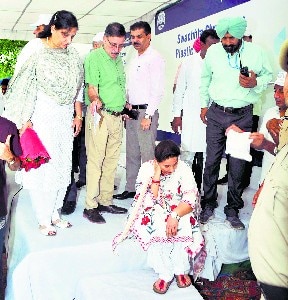 Patiala MP Preneet Kaur after faint sitting on stage  ਸਟੇਜ਼ 'ਤੇ ਨਹੀਂ ਸੀ ਕੁਰਸੀਆਂ, ਗਰਮੀ 'ਚ ਖੜ੍ਹਨ ਕਰਕੇ ਪ੍ਰਨੀਤ ਕੌਰ ਦੀ ਵਿਗੜੀ ਤਬੀਅਤ
