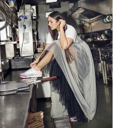 ਲੋਕਾਂ ਦਾ ਕਹਿਣਾ ਹੈ ਕਿ ਉਸ ਨੂੰ ਇਸ ਤਰ੍ਹਾਂ ਖਾਣਾ ਬਣਾਉਣ ਦੀ ਥਾਂ ਬੂਟ ਨਹੀਂ ਰੱਖਣੇ ਚਾਹੀਦੇ। ਇੱਕ ਯੂਜ਼ਰ ਨੇ ਕਿਹਾ, 'ਇਹੀ ਦੇਖਣਾ ਬਾਕੀ ਸੀ, ਆਖ਼ਰ ਕਿਹੜੇ ਸ਼ੈਫ ਨੇ ਮਨਜ਼ੂਰੀ ਦਿੱਤੀ ਇਹ ਕਰਨ ਦੀ, ਸ਼ਰਮ ਆਉਣੀ ਚਾਹੀਦੀ।'