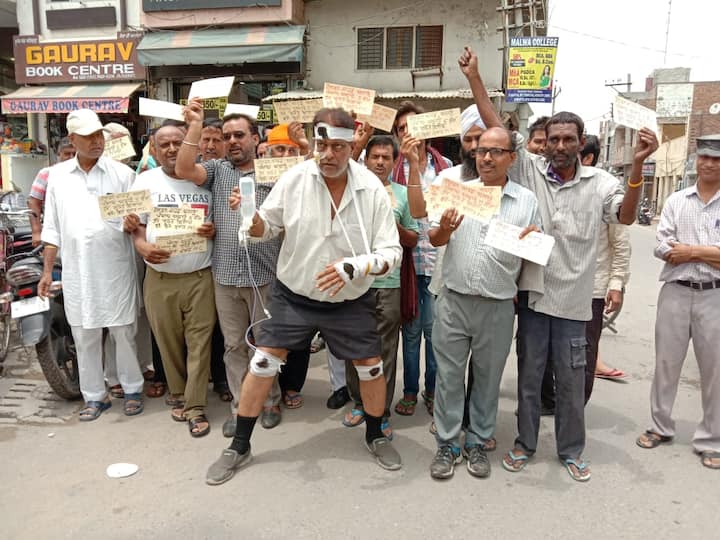 ਲੋਕਾਂ ਦਾ ਕਹਿਣਾ ਹੈ ਕਿ ਜਿੱਥੇ ਪੂਰੇ ਦੇਸ਼ ਵਿੱਚ ਮੁਫ਼ਤ ਇਲਾਜ ਹੋ ਰਿਹਾ ਹੈ ਪਰ ਪੰਜਾਬ ਦੀ ਜਨਤਾ ਨੂੰ ਅਜਿਹਾ ਕੋਈ ਸੁਖ ਨਹੀਂ ਮਿਲ ਰਿਹਾ। 
