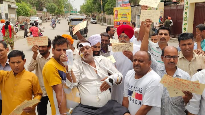 ਲੋਕਾਂ ਨੇ ਹੱਡੀਆਂ ਟੁੱਟਣ ਤੇ ਸੱਟਾਂ ਵੱਜਣ ਵਾਂਗ ਮੇਕਅੱਪ ਕਰਕੇ ਰੋਸ ਵਿਖਾਵਾ ਕੀਤਾ।