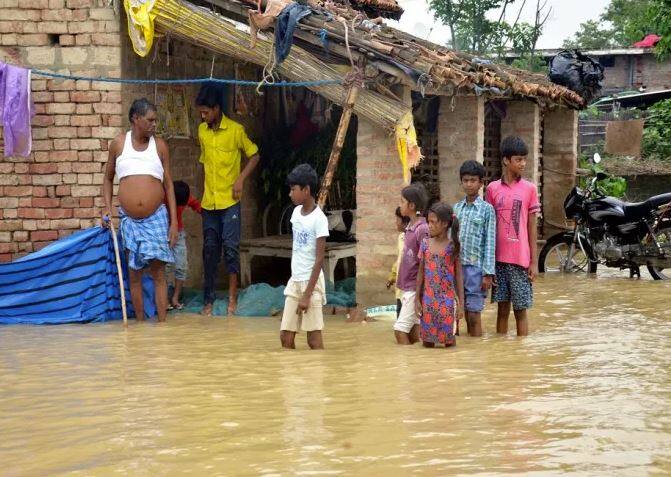 ਮਹਾਰਾਸ਼ਟਰ ‘ਚ ਨਗਰ ਨਿਗਮ ਦੇ ਸੀਨੀਅਰ ਅਧਿਕਾਰੀ ਨੇ ਦੱਸਿਆ ਕਿ ਸੂਬੇ ‘ਚ ਪਾਲਘਰ ਤੇ ਠਾਣੇ ਜ਼ਿਲ੍ਹਿਆਂ ਦੇ ਨਦੀ ਕੰਢੇ ‘ਤੇ ਵੱਸੇ 75 ਪਿੰਡਾਂ ਨੂੰ ਅਲਰਟ ਕੀਤਾ ਗਿਆ ਹੈ। 