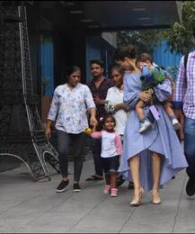 ਤਿੰਨ ਬੱਚਿਆਂ ਨਾਲ ਨਜ਼ਰ ਆਈ ਸੰਨੀ ਲਿਓਨ, ਏਅਰਪੋਰਟ \'ਤੇ ਚਮਕੇ ਸਿਤਾਰੇ