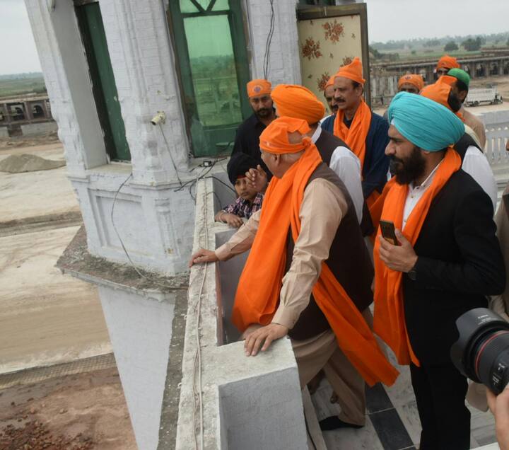 ਇਸ ਦੌਰਾਨ ਉਨ੍ਹਾਂ ਗੁਰਦੁਆਰਾ ਸਾਹਿਬ ਦੇ ਆਸ-ਪਾਸ ਹੋ ਰਹੇ ਨਿਰਮਾਣ ਕਾਰਜਾਂ, ਕਰਤਾਰਪੁਰ ਲਾਂਘੇ ਲਈ ਬਣਾਏ ਜਾਣ ਵਾਲੇ ਪੁਲ, ਇਮੀਗ੍ਰੇਸ਼ਨ ਟਰਮੀਨਲ ਤੇ ਜ਼ੀਰੋ ਲਾਈਨ ਬਾਰਡਰ ਦਾ ਵੀ ਜਾਇਜ਼ਾ ਲਿਆ।