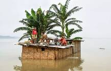 ਮੀਂਹ ਤੋਂ ਬਾਅਦ ਹੜ੍ਹਾਂ ਦਾ ਕਹਿਰ, ਪਾਣੀ \'ਚ ਵਹਿ ਗਏ ਲੋਕਾਂ ਦੇ ਘਰ