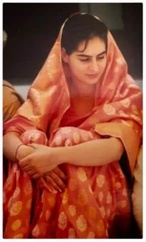 ਅੱਜ ਪ੍ਰਿੰਅਕਾ ਗਾਂਧੀ ਨੇ ਟਵਿੱਟਰ ‘ਤੇ ਆਪਣੀ ਇਹ 22 ਸਾਲ ਪੁਰਾਣੀ ਤਸਵੀਰ ਸ਼ੇਅਰ ਕੀਤੀ ਹੈ। ਪ੍ਰਿਅੰਕਾ ਦੀ ਇਹ ਤਸਵੀਰ ਵਿਆਹ ਦੌਰਾਨ ਦੀ ਹੈ।