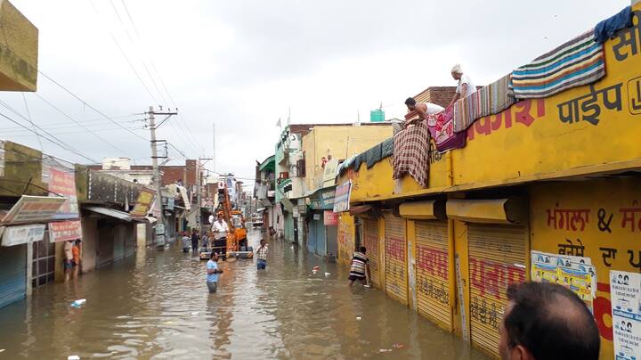 ਉਧਰ ਲੋਕਾਂ ਨੂੰ ਕਾਫੀ ਪ੍ਰੇਸ਼ਾਨੀਆਂ ਦਾ ਸਾਹਮਣਾ ਕਰਨਾ ਪੈ ਰਿਹਾ ਹੈ ਤੇ ਉਨ੍ਹਾਂ ਪ੍ਰਸਾਸ਼ਨ ਖਿਲਾਫ ਰੋਸ਼ ਪ੍ਰਗਟ ਕੀਤਾ ਹੈ।