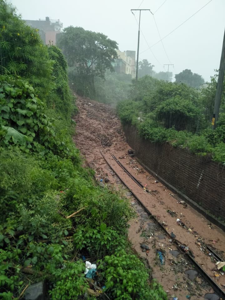 ਪਹਾੜਾਂ ਤੋਂ ਮਿੱਟੀ ਤੇ ਮਲਬੇ ਕਾਰਨ ਕੌਮਾਂਤਰੀ ਵਿਰਾਸਤ ਕਾਲਕਾ-ਸ਼ਿਮਲਾ ਹੈਰੀਟੇਜ ਰੇਲਵੇ ਟਰੈਕ ਬੰਦ ਹੋਇਆ।