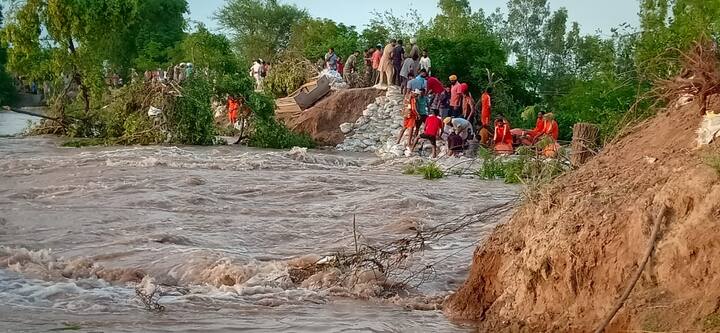 ਤਕਰੀਬਨ 100 ਫੁੱਟ ਚੌੜੇ ਪਾੜ ਨੂੰ ਸਵੇਰ ਤੋਂ ਭਰਨ ਦੀਆਂ ਕੋਸ਼ਿਸ਼ਾਂ ਕੀਤੀਆਂ ਜਾ ਰਹੀਆਂ ਨੇ ਪਰ ਘੱਗਰ ਦੇ ਕਹਿਰ ਅੱਗੇ ਪਾਣੀ ਦੇ ਤੇਜ਼ ਵਹਾਅ ਨੂੰ ਠੱਲ੍ਹਣਾ ਸੌਖਾ ਨਹੀਂ ਜਾਪਦਾ। 