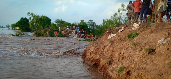 ਪ੍ਰਸ਼ਾਸਨ ਦਾ ਕਹਿਣਾ ਕਿ ਫਿਲਹਾਲ ਨੁਕਸਾਨ ਬਾਰੇ ਕੋਈ ਜਾਇਜ਼ਾ ਨਹੀਂ ਇਹ ਮੌਕਾ ਮੁਸੀਬਤ ਨਾਲ ਨਜਿੱਠਣ ਦਾ ਹੈ। ਪਰ ਪਿੰਡ ਵਾਲਿਆਂ ਦੇ ਅੰਦਾਜ਼ੇ ਮੁਤਾਬਕ ਤਕਰੀਬਨ ਇੱਕ ਹਜ਼ਾਰ ਏਕੜ ਫਸਲ ਤਬਾਹ ਹੋ ਗਈ ਹੈ। 