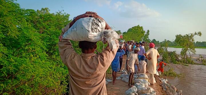 ਮੌਕੇ 'ਤੇ ਪਿੰਡ ਵਾਸੀ, ਫ਼ੌਜ ਤੇ NDRF ਦੀਆਂ ਟੀਮਾਂ ਪਾੜ ਪੂਰਨ ਵਿੱਚ ਜੁਟੀਆਂ ਹੋਈਆਂ ਹਨ। 