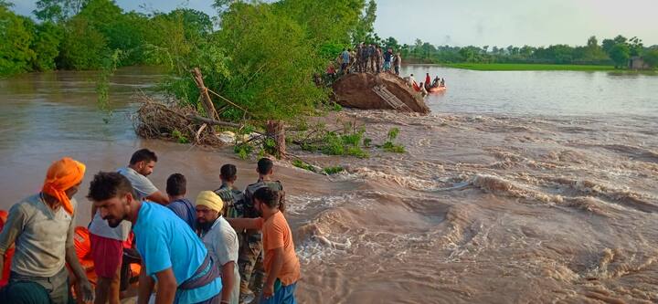 ਮੀਂਹ ਕਾਰਨ ਘੱਗਰ ਦਰਿਆ 'ਚ ਪਾਣੀ ਖਤਰੇ ਦੇ ਪੱਧਰ ਤੋਂ ਵੀ ਉੱਪਰ ਵਹਿ ਰਿਹਾ ਹੈ। 
