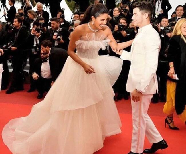 ਕਾਨਜ਼ 2019 ਵਿੱਚ ਪ੍ਰਿਅੰਕਾ ਆਪਣੇ ਪਤੀ ਨਿਕ ਜੋਨਸ ਨਾਲ ਆਈ ਸੀ। ਦੋਵਾਂ ਨੇ ਆਪਣੇ ਵਿਆਹ ਵਾਂਗ ਸਫੈਦ ਆਊਟਫਿਟ ਪਾਇਆ ਸੀ।