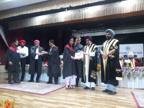 ਵਿਦਿਆਰਥੀਆਂ ਨੂੰ ਡਿਗਰੀਆਂ ਵੰਡਣ ਨਹੀਂ ਪਹੁੰਚੇ ਕੈਪਟਨ, ਚਾਰ ਮੰਤਰੀ ਤੇ ਭਰਾ ਨੂੰ ਭੇਜਿਆ ਵਿਦਿਆਰਥੀਆਂ ਨੂੰ ਡਿਗਰੀਆਂ ਵੰਡਣ ਨਹੀਂ ਪਹੁੰਚੇ ਕੈਪਟਨ, ਚਾਰ ਮੰਤਰੀ ਤੇ ਭਰਾ ਨੂੰ ਭੇਜਿਆ