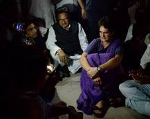 ਜ਼ਿਦ \'ਤੇ ਅੜੀ ਪ੍ਰਿਅੰਕਾ ਗਾਂਧੀ, ਬਿਨਾਂ ਬਿਜਲੀ-ਪਾਣੀ ਤੋਂ ਵੀ ਧਰਨਾ ਜਾਰੀ