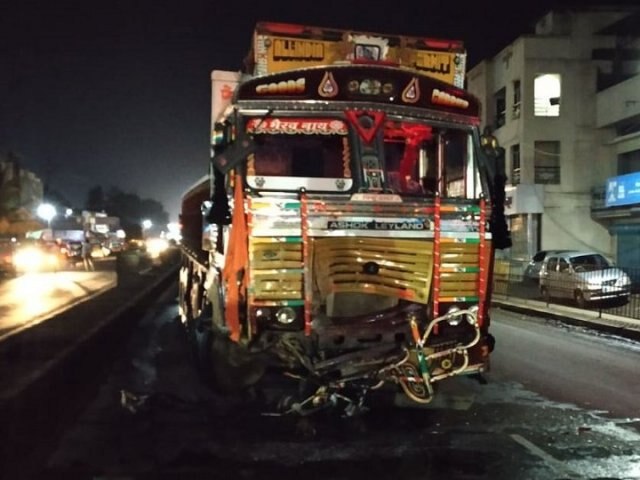 9-people-in-a-car-died-in-a-collision-with-a-truck-on-pune-solapur-highway ਪੁਣੇ-ਸੋਲਾਪੁਰ ਹਾਈਵੇਅ 'ਤੇ ਵੱਡਾ ਹਾਦਸਾ, ਨੌ ਵਿਦੀਆਰਥੀਆਂ ਦੀ ਮੌਤ