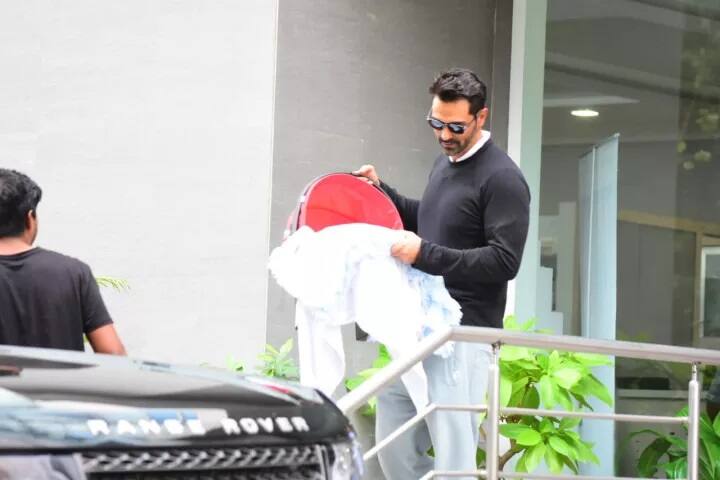 ਇਸ ਤੋਂ ਪਹਿਲਾਂ ਅਰਜੁਨ ਰਾਮਪਾਲ ਨੇ ਸਾਬਕਾ ਮਿਸ ਇੰਡੀਆ ਮੇਹਰ ਜੇਸੀਆ ਨਾਲ ਵਿਆਹ ਕਰਵਾਇਆ ਸੀ, ਜਿਸ ਦੀਆਂ ਦੋ ਧੀਆਂ ਹਨ।