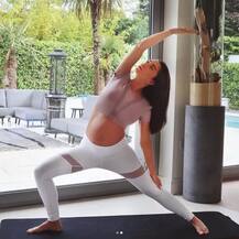 ਗਰਭਵਤੀ ਐਮੀ ਜੈਕਸਨ ਨੇ ਯੋਗਾ ਕਰਦਿਆਂ ਕਰਾਇਆ ਫੋਟੋਸ਼ੂਟ, ਫਲਾਂਟ ਕੀਤਾ ਬੇਬੀ ਬੰਪ