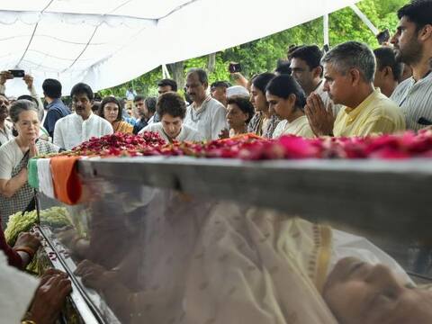 ਸ਼ੀਲਾ ਦੀਕਸ਼ਿਤ ਦੇ ਅੰਤਿਮ ਸੰਸਕਾਰ ਮੌਕੇ ਹਰ ਅੱਖ ਨਮ, ਵੱਡੇ ਲੀਡਰਾਂ ਨੇ ਪ੍ਰਗਟਾਇਆ ਦੁੱਖ ਸ਼ੀਲਾ ਦੀਕਸ਼ਿਤ ਦੇ ਅੰਤਿਮ ਸੰਸਕਾਰ ਮੌਕੇ ਹਰ ਅੱਖ ਨਮ, ਵੱਡੇ ਲੀਡਰਾਂ ਨੇ ਪ੍ਰਗਟਾਇਆ ਦੁੱਖ