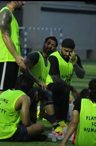 ਰਣਬੀਰ ਕਪੂਰ ਤੇ ਅਰਜੁਨ ਕਪੂਰ ਨਾਲ ਟੀਵੀ ਐਕਟਰ ਸ਼ਬੀਰ ਆਹਲੂਵਾਲੀਆ ਵੀ ਫੁਟਬਾਲ ਮੈਚ ਖੇਡਦੇ ਨਜ਼ਰ ਆਏ।