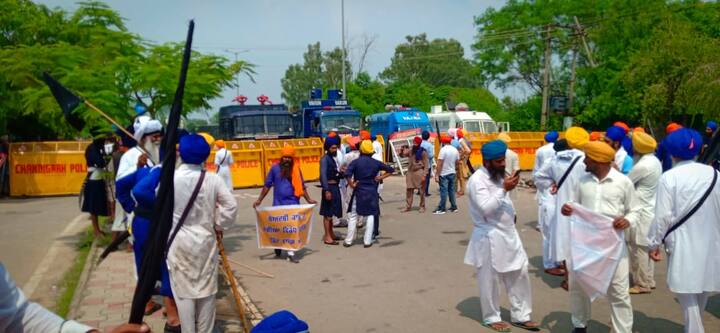 ਸੀਬੀਆਈ ਦੀ ਕਲੋਜ਼ਰ ਰਿਪੋਰਟ ਖਿਲਾਫ ਪ੍ਰਦਰਸ਼ਨ ਕਰ ਰਹੀਆਂ ਸਿੱਖ ਜਥੇਬੰਦੀਆਂ 'ਤੇ ਪਾਣੀ ਦੀਆਂ ਬੁਛਾੜਾਂ ਨਾਲ ਤਿੰਨ ਪ੍ਰਦਰਸ਼ਨਕਾਰੀ ਜ਼ਖਮੀ ਹੋਏ।