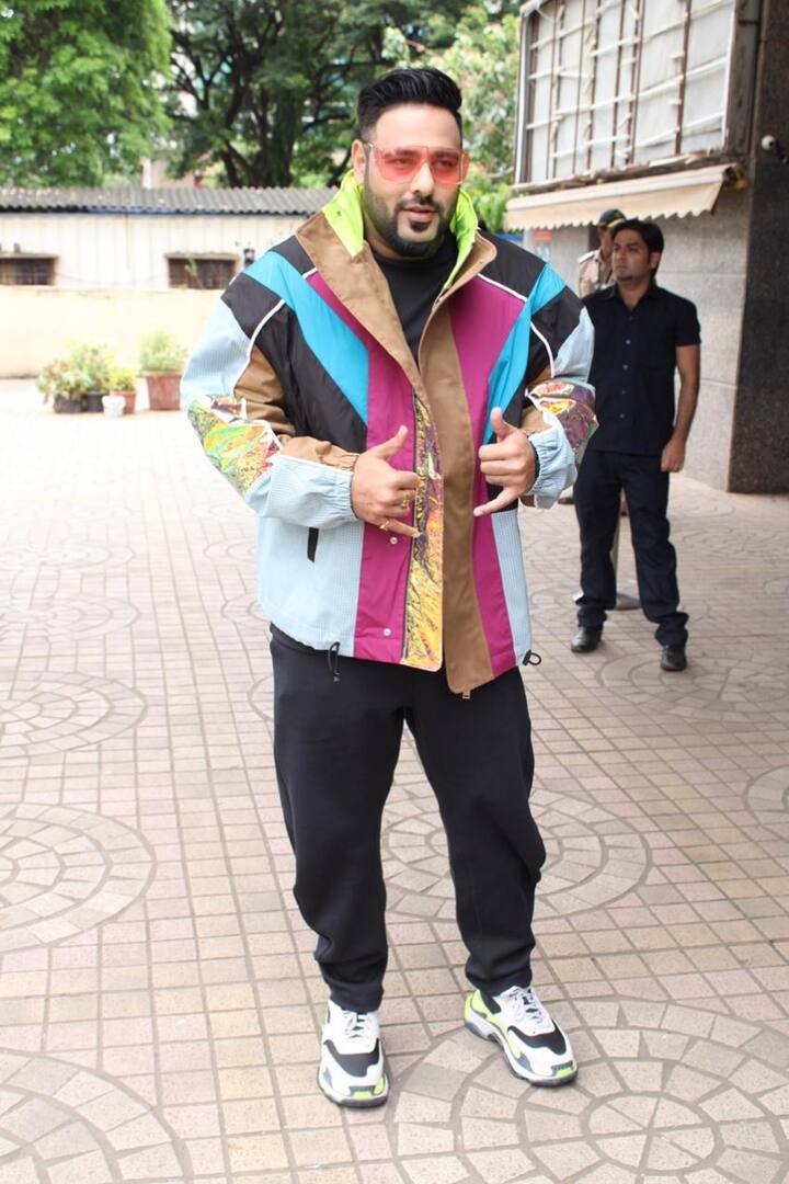 ਬਾਦਸ਼ਾਹ ਨੇ ਕਾਲੇ ਟ੍ਰਾਊਜ਼ਰ ਨਾਲ ਟੀ-ਸ਼ਰਟ ਤੇ ਨਾਲ ਰੰਗ-ਬਿਰੰਗੀ ਜੈਕੇਟ ਪਾਈ ਸੀ।