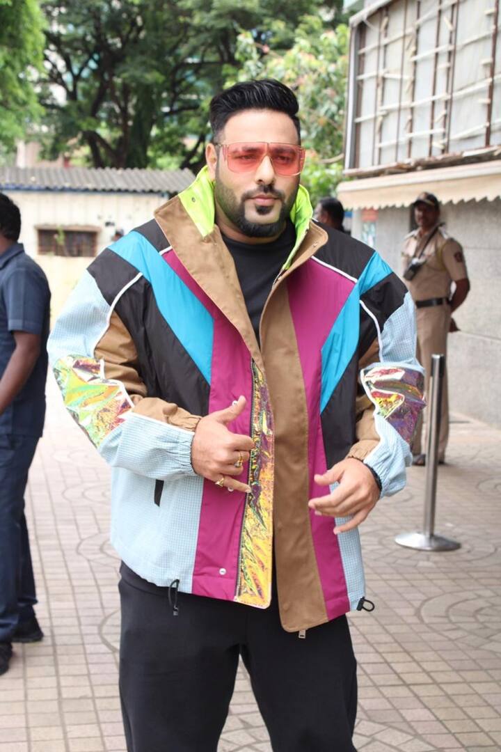 ਇਸ ਦੌਰਾਨ ਬਾਦਸ਼ਾਹ ਨੇ ਵੀ ਆਪਣੇ ਕੂਲ ਅੰਦਾਜ਼ ‘ਚ ਮੀਡੀਆ ਨੂੰ ਖੂਬ ਪੋਜ਼ ਦਿੱਤੇ।