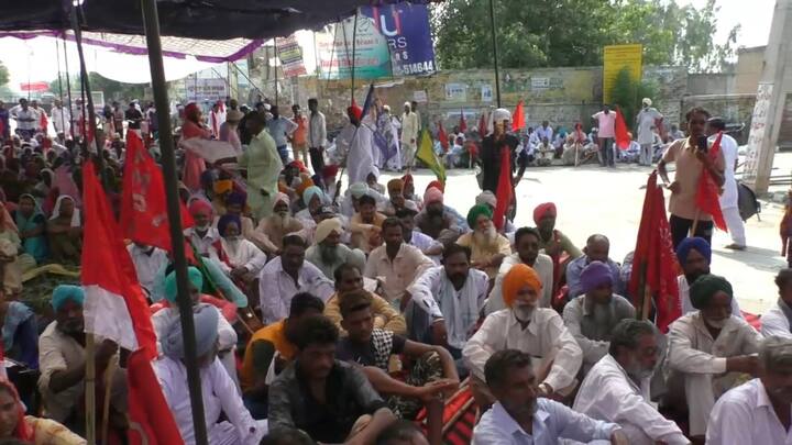 ਪ੍ਰਦਰਸ਼ਨਕਾਰੀਆਂ ਨੇ ਮੁਕਤਸਰ-ਕੋਟਕਪੂਰਾ ਰੋਡ ਜਾਮ ਕਰ ਪੁਲਿਸ 'ਤੇ ਢਿੱਲੀ ਕਾਰਵਾਈ ਦੇ ਦੋਸ਼ ਲਾਏ।