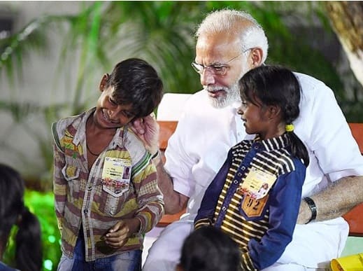 ਬੱਚਿਆਂ ਦੇ ਕੰਨ ਫੜੇ ਹੋਏ ਉਨ੍ਹਾਂ ਦੀਆਂ ਤਸਵੀਰਾਂ ਕਾਫੀ ਵਾਇਰਲ ਹੁੰਦੀਆਂ ਹਨ। 