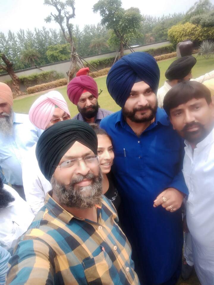 ਸਾਬਕਾ ਕੈਬਨਿਟ ਮੰਤਰੀ ਨਵਜੋਤ ਸਿੰਘ ਸਿੱਧੂ ਨੇ ਅਸਤੀਫ਼ਾ ਮਨਜ਼ੂਰ ਹੋਣ ਬਾਅਦ ਤੋਂ ਹੀ ਚੁੱਪ ਸਾਧੀ ਹੋਈ ਸੀ। ਉਹ ਮੀਡੀਆ ਤੇ ਆਪਣੇ ਸਮਰਥਕਾਂ ਤੋਂ ਵੀ ਦੂਰ ਸੀ ਪਰ ਅੱਜ ਉਹ ਆਪਣੇ ਘਰ ਆਏ ਸਮਰਥਕਾਂ ਨੂੰ ਮਿਲੇ ਤੇ ਉਨ੍ਹਾਂ ਨਾਲ ਗੱਲਬਾਤ ਕੀਤੀ।