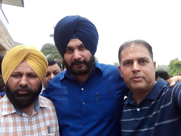 ਉਂਝ ਉਨ੍ਹਾਂ ਤੋਂ ਕਾਂਗਰਸੀਆਂ ਨੇ ਵੀ ਦੂਰੀ ਬਣਾ ਲਈ ਹੈ ਤੇ ਉਨ੍ਹਾਂ ਨੂੰ ਮਿਲਣ ਨਹੀਂ ਆ ਰਹੇ। ਕੁਝ ਲੋਕ ਮਿਲਣ ਆ ਵੀ ਰਹੇ ਹਨ ਪਰ ਸਿੱਧੂ ਉਨ੍ਹਾਂ ਨੂੰ ਮਿਲ ਨਹੀਂ ਰਹੇ।