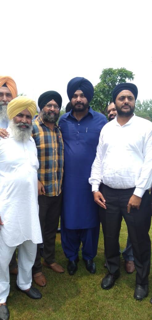 ਮੀਡੀਆ ਨੂੰ ਵੀ ਅੰਦਰ ਨਹੀਂ ਜਾਣ ਦਿੱਤਾ ਗਿਆ। ਡਾ. ਨਵਜੋਤ ਕੌਰ ਸਿੱਧੂ ਨੇ ਹੀ ਦਫ਼ਤਰ ਵਿੱਚ ਪਹੁੰਚੇ ਸਮਰਥਕਾਂ ਨੂੰ ਭਰੋਸਾ ਦਿੱਤਾ ਕਿ ਦੋ ਦਿਨਾਂ ਅੰਦਰ ਸਿੱਧੂ ਉਨ੍ਹਾਂ ਨਾਲ ਮਿਲਣਗੇ। ਦੱਸਿਆ ਜਾ ਰਿਹਾ ਹੈ ਕਿ ਸਮਰਥਕਾਂ ਨੇ ਸਿੱਧੂ ਦਾ ਸਮਰਥਨ ਕਰਦਿਆਂ ਉਨ੍ਹਾਂ ਦੇ ਇਸ ਕਦਮ ਦੀ ਪ੍ਰਸ਼ੰਸਾ ਕੀਤੀ ਹੈ।