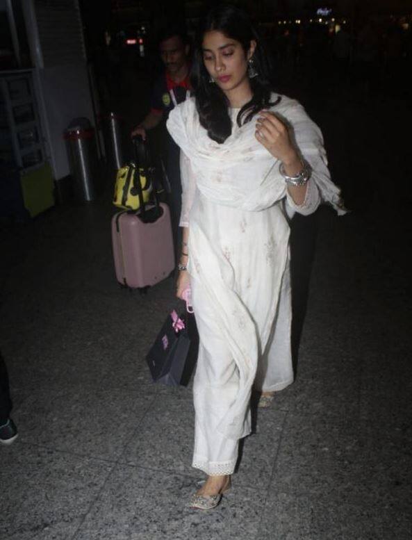 ਫ਼ਿਲਮ ‘ਚ ਜਾਨ੍ਹਵੀ ਰੂਹੀ ਤੇ ਅਫ਼ਸਾਨਾ ਨਾਂ ਦੇ ਦੋ ਕਿਰਦਾਰਾਂ ‘ਚ ਨਜ਼ਰ ਆਵੇਗੀ।