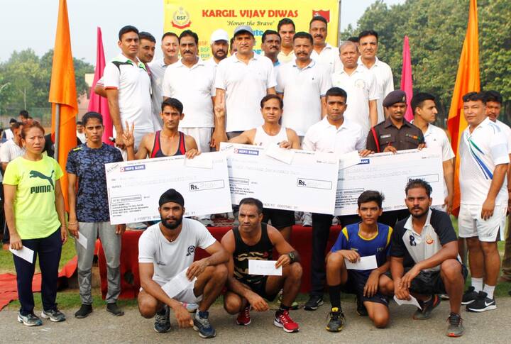 ਦੌੜ 'ਚ ਪਹਿਲੇ ਨੰਬਰ 'ਤੇ ਆਏ ਬਾਬੂ ਲਾਲ ਮੀਨਾ ਨੇ ਕਿਹਾ ਕਿ ਉਸ ਨੇ ਇਹ ਰੇਸ ਜਿੱਤ ਕੇ ਕਾਰਗਿਲ ਸ਼ਹੀਦਾਂ ਨੂੰ ਸ਼ਰਧਾਂਜਲੀ ਦਿੱਤੀ ਹੈ।