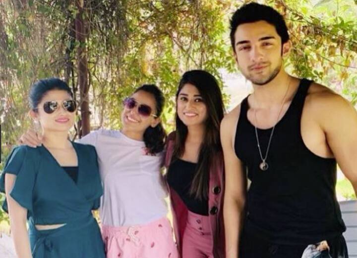 ਸੋਮੀ ਨੇ ਨਵੇਂ ਸਾਲ ‘ਤੇ ਬਿੱਗ ਬੌਸ 12 ਦੇ ਸਾਥੀ ਰੋਹਿਤ ਸੁਚਾਂਤੀ ਨਾਲ ਕੀਤੀ ਪਾਰਟੀ ਦੀਆਂ ਕੁਝ ਤਸਵੀਰਾਂ ਨੂੰ ਸੋਸ਼ਲ ਮੀਡੀਆ ‘ਤੇ ਸ਼ੇਅਰ ਕੀਤਾ ਸੀ।