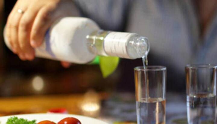 ਸ਼ਰਾਬ: ਸ਼ਰੀਬ ਵੀ ਸਰੀਰ ਵਿੱਚ ਕੈਲਸ਼ੀਅਮ ਘੱਟ ਹੋਣ ਦਾ ਵੱਡਾ ਕਾਰਨ ਹੈ। ਇਸ ਨਾਲ ਵੀ ਸਰੀਰ ਦੀਆਂ ਹੱਡੀਆਂ ਕਮਜ਼ੋਰ ਹੁੰਦੀਆਂ ਹਨ।