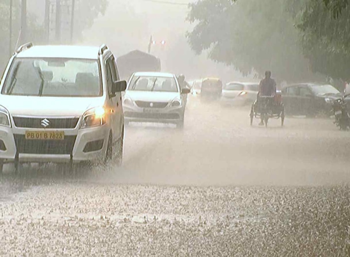 Delhi Weather Update Monsoon and Rain forecast in Delhi Punjab and Haryana Weather Forecast: ਪੰਜਾਬ, ਹਰਿਆਣਾ, ਹਿਮਾਚਲ ਪ੍ਰਦੇਸ਼ 'ਚ ਭਾਰੀ ਮੀਂਹ ਦਾ ਅਲਰਟ, ਅਸਮਾਨੀਂ ਬਿਜਲੀ ਡਿੱਗਣ ਦੀ ਸੰਭਾਵਨਾ